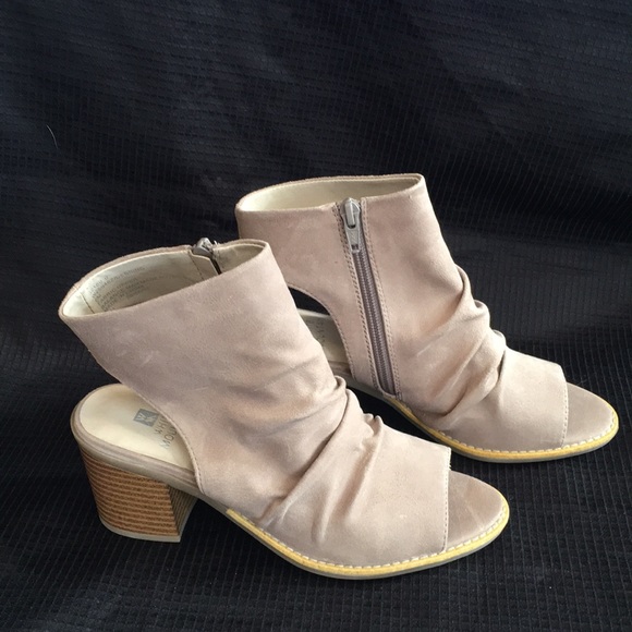 NWT/NIB White Mountain Deering Lt Taupe Sandals - Picture 4 of 8